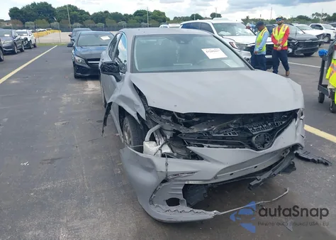 2021 Toyota Camry Le z USA, uszkodzony, nr VIN 4T1C11AK7MU480046